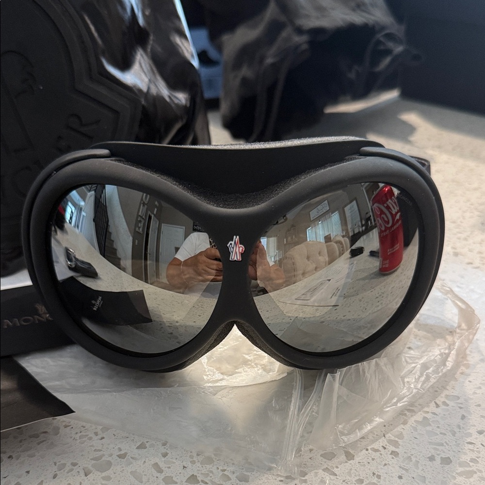 Moncler Sleek Black ski goggles